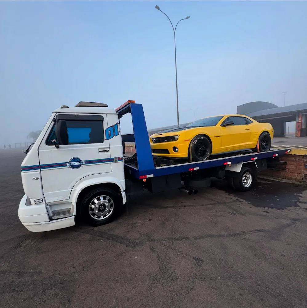 Guincho EIDT rebocando Chevrolet Camaro amarelo em Porto Alegre