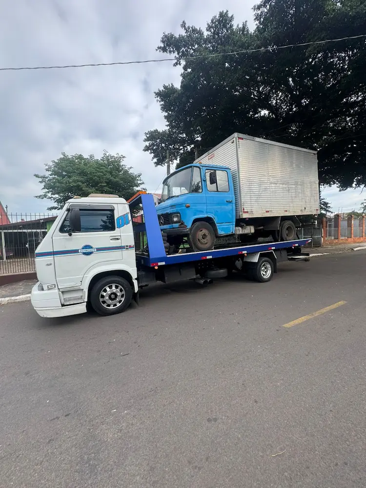 EIDT Guinchos rebocando caminhao bau com cambao em Canoas e Porto Alegre