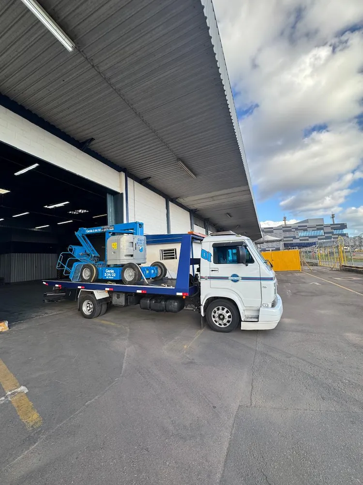 EIDT Guinchos transportando plataforma elevatoria articulada Genie em Porto Alegre